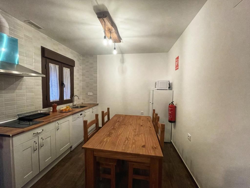 Apartamentos Dona Jimena Del Ambroz 4 Estrellas Complejo Unico En El Centro Del Pueblo - Piscina Ya Abierta 埃尔瓦 外观 照片