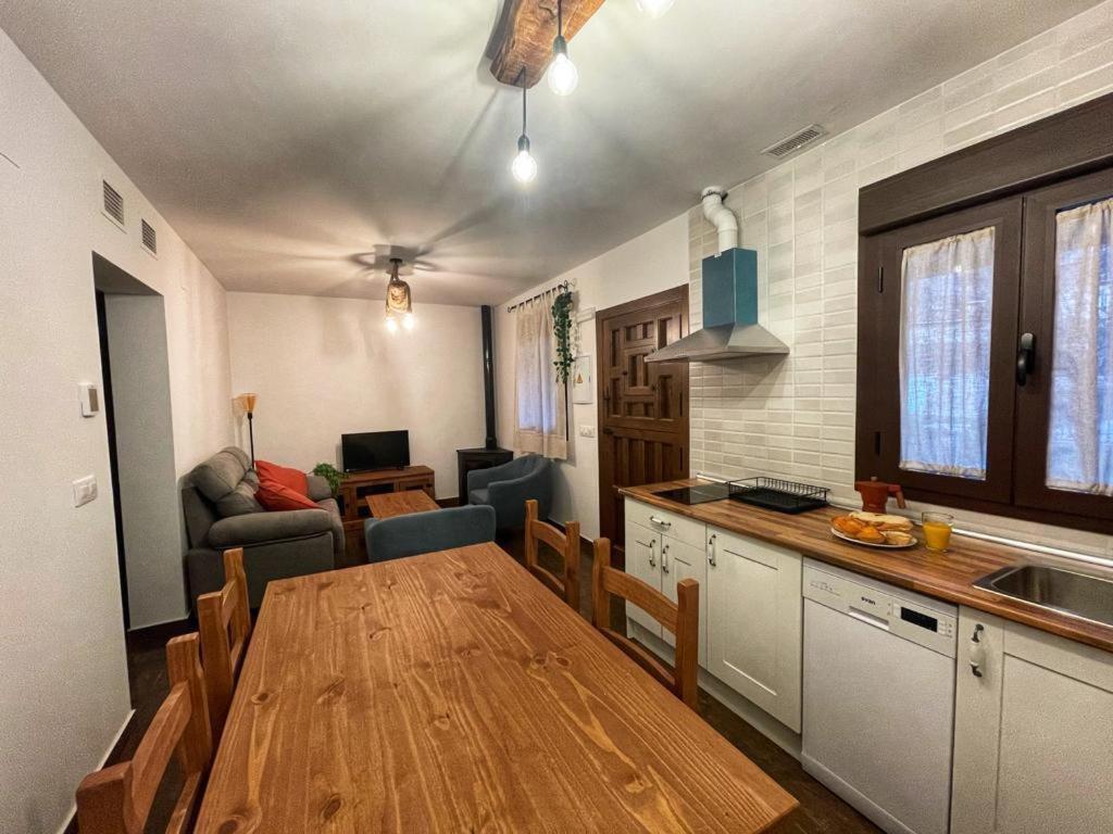 Apartamentos Dona Jimena Del Ambroz 4 Estrellas Complejo Unico En El Centro Del Pueblo - Piscina Ya Abierta 埃尔瓦 外观 照片